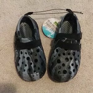 Toddler Boys play shoes/ water shoes 9/10